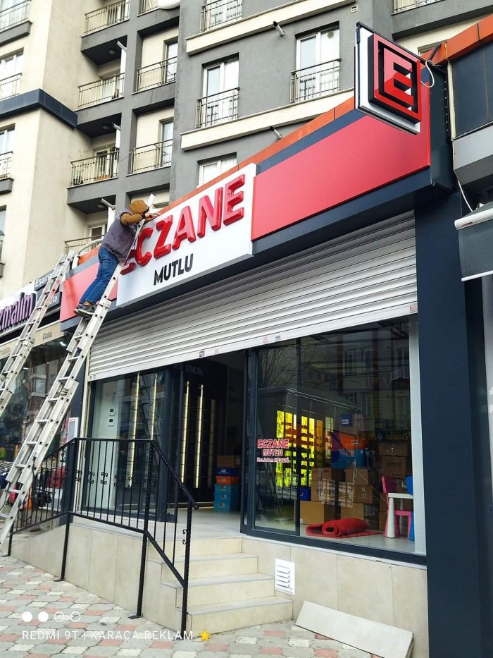 Siyah zeminli eczane tabelası siyah çerçeveli eczane tabelası çerçeveli eczane tabelası kanatlı ecza