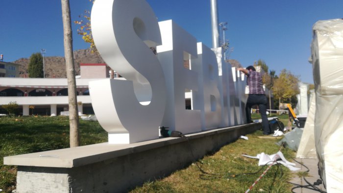 şebinkarahisar meydan tabelasını kim yaptı karaca reklam