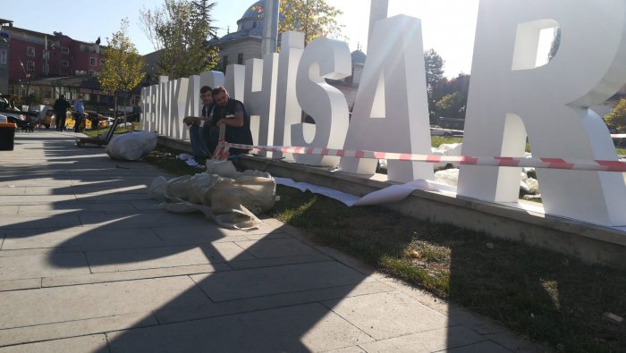 ülke şehir meydan tabelası meydan harfleri şehirmeydanında büyük harf meydan şehir ismi tabelası