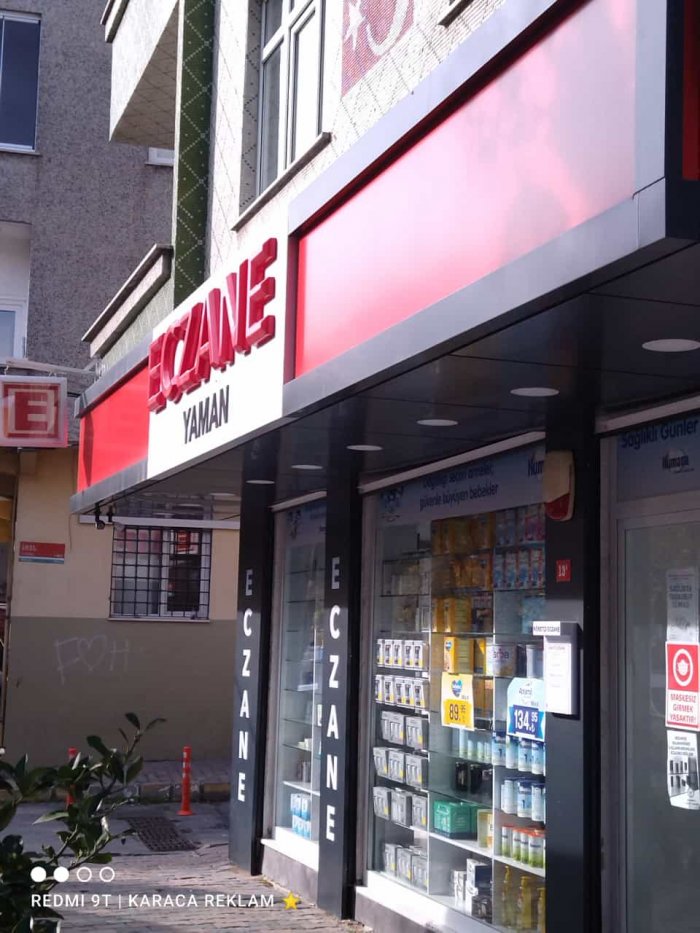 Siyah çerçeveli siyah alt kaplamalı eczane tabelası eczane tabelası siyah çerçeve siyah cephe kaplam